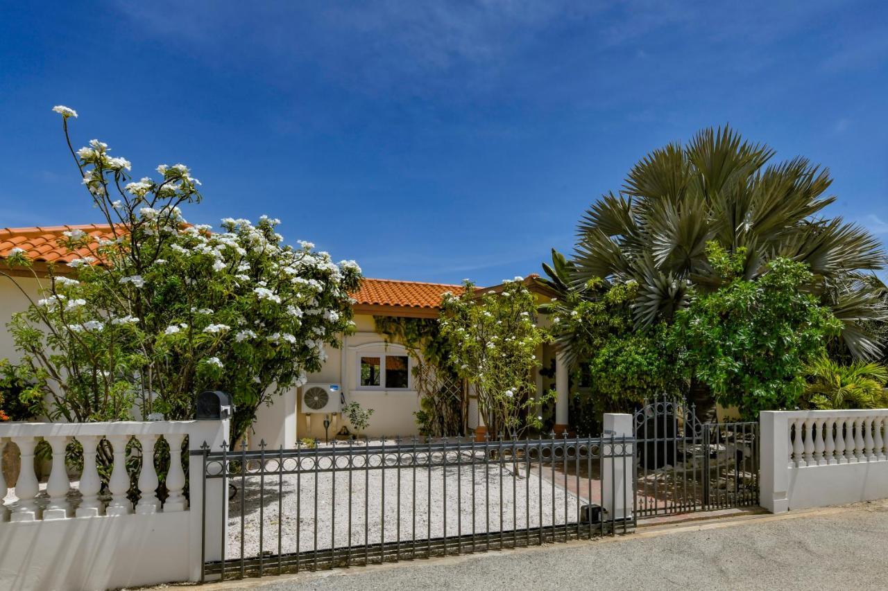 Villa Swiss Paradise With Private Pool Palm Beach Екстер'єр фото